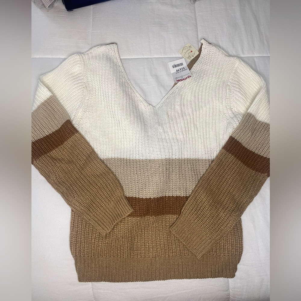 Sweater with twist back